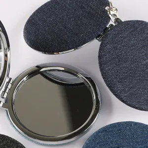 Espejo de maquillaje compacto y portátil de mezclilla con una elegante funda