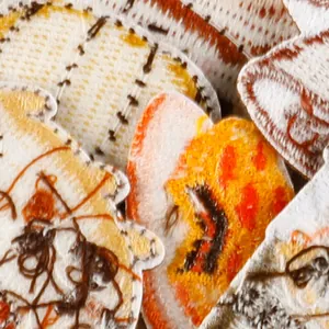 Detailaufnahme von süßen Eichhörnchen und Kastanien Stickereien zum Aufbügeln für Kleidung.