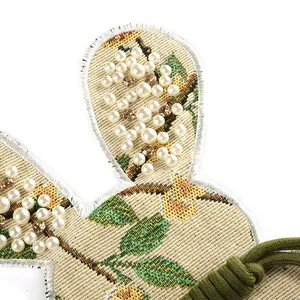 Hoogwaardige geborduurde konijnenpatch met elegante parels en sprankelende strass