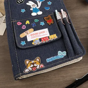 Quaderno raccoglitore in denim blu navy con simpatiche toppe ricamate stile Y2K