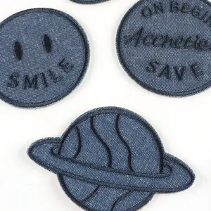Parches bordados de mezclilla azul premium con diseños de smile, planetas y letras