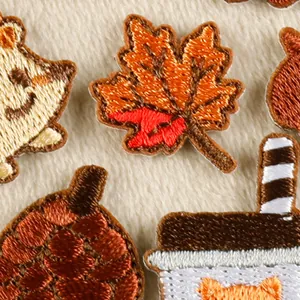 Set herbstlicher Aufbügelflicken mit Stickereien wie Ahornblatt und Igel für Kleidung.