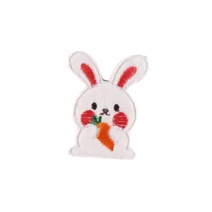 Écusson brodé lapin blanc mignon tenant une carotte pour vêtements