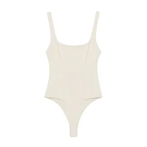 Elegante body minimalista blanco crema con escote cuadrado y espalda descubierta plano