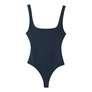 Vista frontal detallada de un body azul marino con escote cuadrado para mujer.