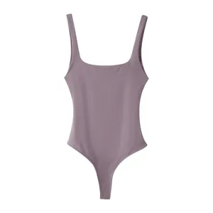 Vista frontal de un elegante body malva con escote cuadrado y un sexy corte de tanga a la moda