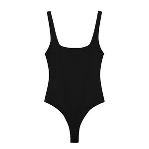 Elegante body negro con cuello cuadrado y un diseño de corte tanga muy ajustado