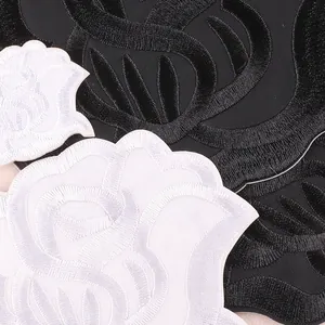 Detaillierte Makroaufnahme von eleganten schwarz-weißen Rosen-Stickereien für Kleidung