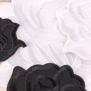 Detaillierte schwarz-weiße bestickte Rosen-Patches für Kleidung und Stoffreparaturen