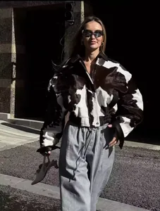 Chaqueta corta estilo callejero americano con estampado de vaca para mujer en blanco y negro