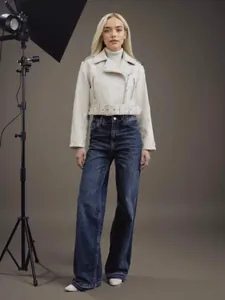 Vue détaillée de la veste de motard courte en similicuir vintage pour femme avec ceinture