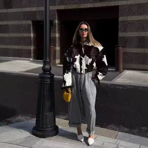 Modelo de estilo callejero con chaqueta corta de vaca y pantalones anchos grises