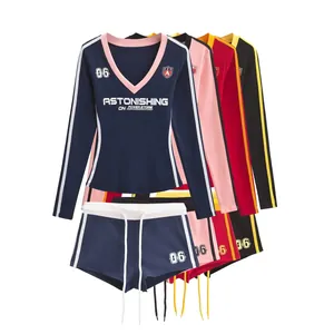Amerikaanse vintage stijl set met V-hals T-shirt met lange mouwen en shorts met opdruk