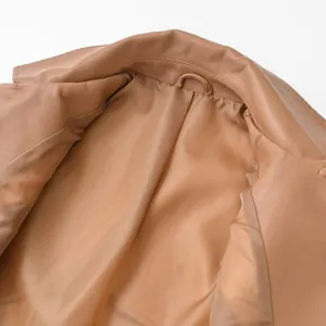 Détail de la doublure et du col d'un blouson de motard vintage en similicuir