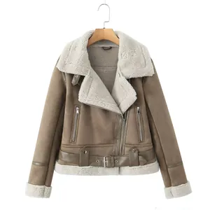 Dettaglio di una giacca biker in pelle scamosciata marrone con fodera in shearling