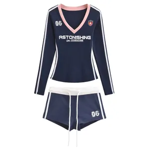 Detailweergave van de marineblauwe Amerikaanse retro V-hals t-shirt en korte broek set