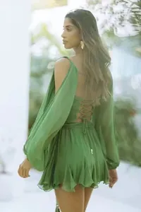 Vue détaillée de la mini-robe verte à épaules dénudées avec laçage dans le dos