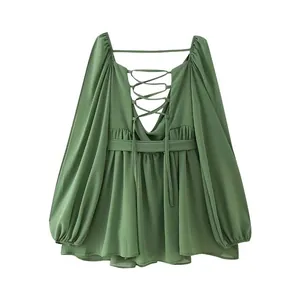 Vue arrière d'une mini robe verte à manches lanternes avec laçage et coupe ajustée.