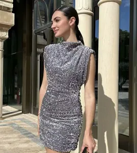 Detailansicht eines eleganten silbernen Pailletten-Minikleides mit schicken Schulterpolstern
