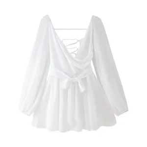 Vue arrière élégante d'une robe courte blanche à manches lanternes avec nœud à la taille.
