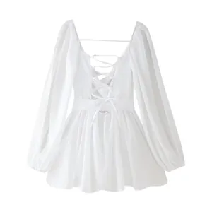 Vue détaillée du dos d'une élégante robe blanche à manches lanternes avec un design lacé.