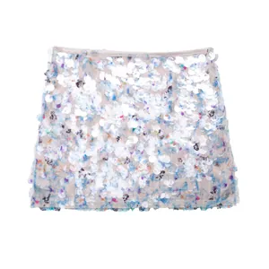 Detailansicht eines schimmernden Pailletten-Minirocks mit bunten floralen Akzenten.