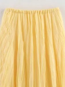 Détail d'une jupe longue plissée jaune avec taille élastique