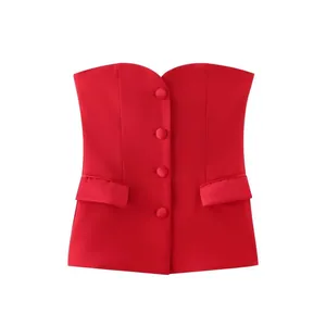 Detalle frontal de un top rojo satinado sin tirantes con cierre de botones central