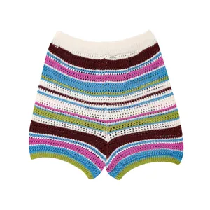 Nahaufnahme der bunt gestreiften Häkelshorts mit Strickmuster und Größenetikett