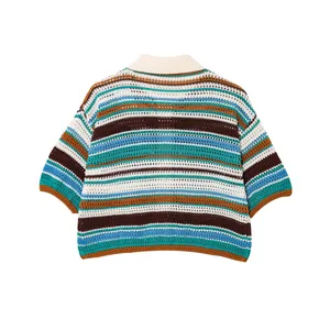 Rückansicht eines bunt gestreiften Häkel-Polo-Oberteils mit feiner Strickstruktur