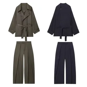 Elegant tweedelig set met ceintuurjas en geplooide wijde broek in olijf en marineblauw