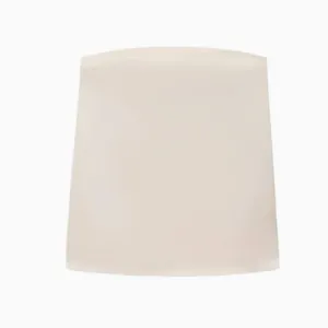 Haut bandeau élégant en satin beige pour femmes avec une texture soyeuse lisse