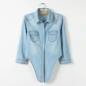 Chemise courte en jean bleu clair avec nœud à l'avant et poches sur la poitrine