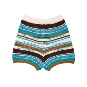 Detailansicht einer lebhaft bunt gestreiften Häkelshorts mit feiner Strickstruktur