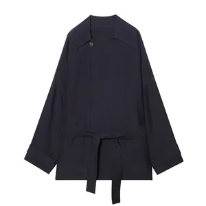 Elegante donkerblauwe soepele damesjas met een bijpassende riem en puntige kraag