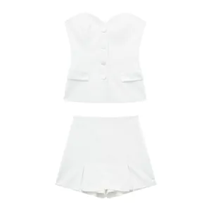 Elegante conjunto de dos piezas de satén blanco con top palabra de honor y falda-pantalón