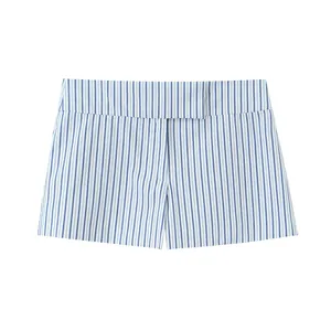 Vista dettagliata dei mini pantaloncini a righe verticali bianche e blu da donna
