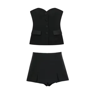 Elegante conjunto negro de dos piezas con top palabra de honor y falda pantalón.