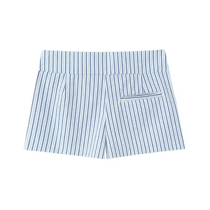 Dettaglio posteriore di pantaloncini corti a righe verticali bianche e blu eleganti