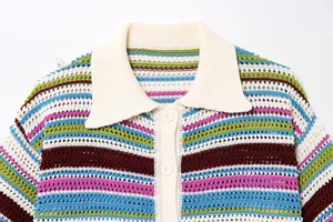 Nahaufnahme des bunt gestreiften Häkel-Poloshirts mit weißem Kragen und Knöpfen