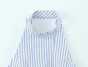Dettaglio ravvicinato di un colletto all'americana a righe bianche e blu per un top estivo.