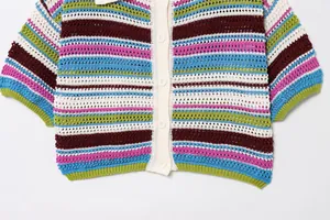 Nahaufnahme eines bunt gestreiften Häkel-Poloshirts mit strukturiertem Strickmuster
