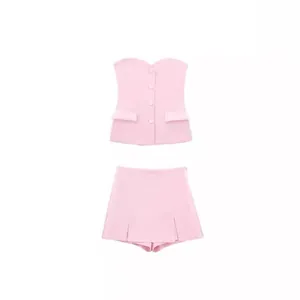 Elegante conjunto de dos piezas con top de corsé rosa satinado y falda plisada