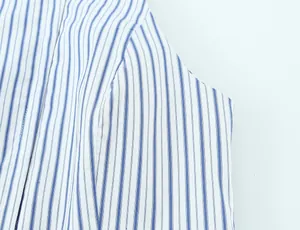 Dettaglio della trama del tessuto a righe bianche e blu e delle cuciture del top halter