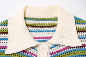 Detaillierte Ansicht eines Häkel-Polo-Kragens mit bunten Streifen und Stricktextur