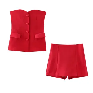 Elegante conjunto de dos piezas en satén rojo con top tipo corsé y falda pantalón con abertura