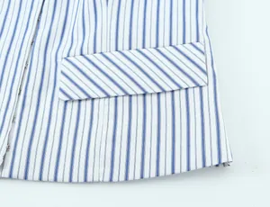 Dettaglio del tessuto a righe verticali bianche e blu con tasca e chiusura a gancetti