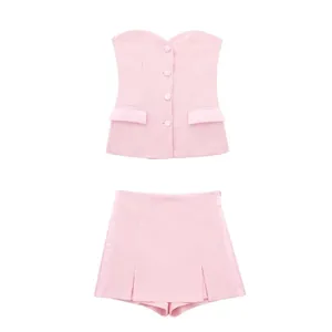 Elegante conjunto de dos piezas de satén de seda rosa con top y pantalones cortos