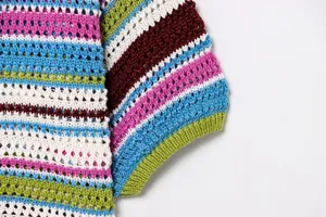 Detailaufnahme von bunt gestreiftem Häkelstrickstoff mit aufwendigem Maschenmuster