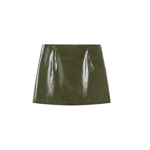Mini-jupe tendance en similicuir vert foncé brillant avec une texture froissée stylée